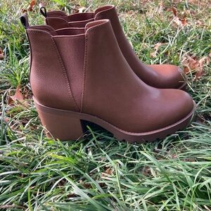 Xappeal Size 8 1/2 Laura Chunky Heeled Brown Booties